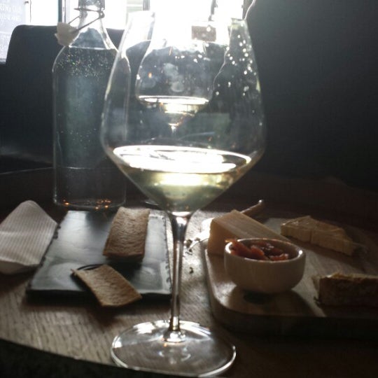รูปภาพถ่ายที่ The Tasting Table Wine Shop โดย tina n. เมื่อ 5/24/2014