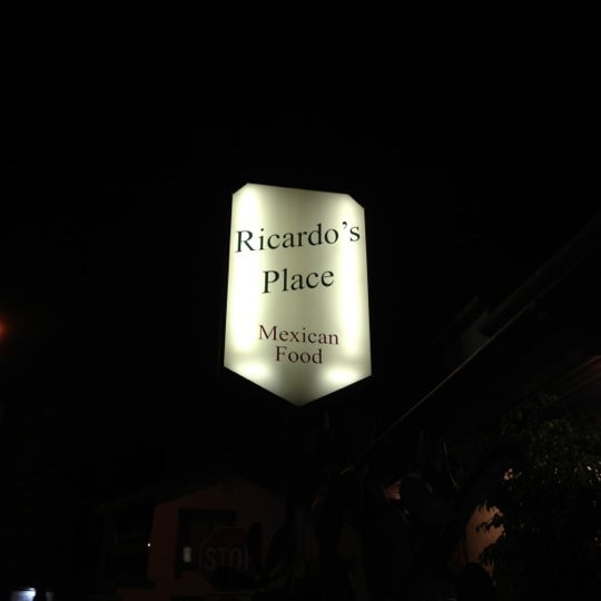 Снимок сделан в RICARDO&#39;S PLACE RESTAURANT пользователем Rychy J. 10/28/2012