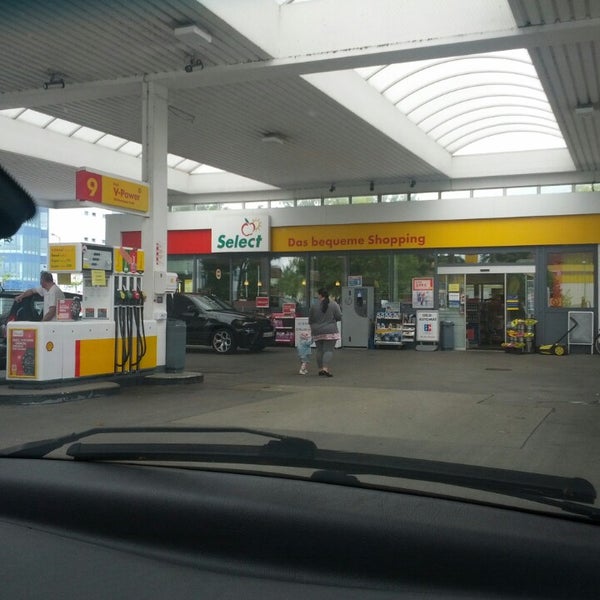 รูปภาพถ่ายที่ Shell โดย Yurii Ustas D. เมื่อ 7/4/2013