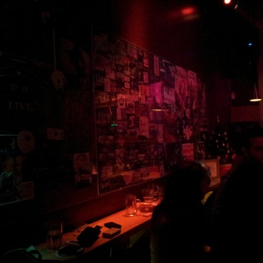 Foto diambil di The Edge Rock Cafe oleh Konstantinos K. pada 12/19/2012