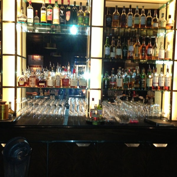 Foto scattata a The Bar at The Peninsula da carolyn m. il 8/11/2013