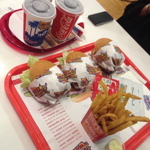 Foto tirada no(a) Hollywood Burger هوليوود برجر por NwaiiiRah em 6/23/2013
