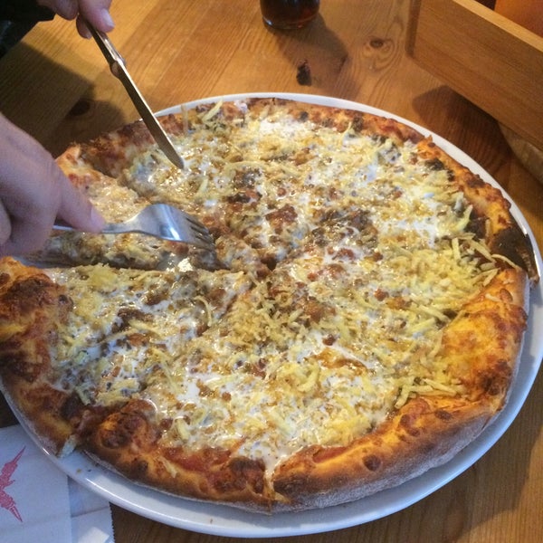 Снимок сделан в Bronzo Pizza пользователем ysmcngz 11/17/2015