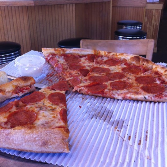Foto tomada en MamaDellas N.Y. City Pizzeria  por Ron B. el 12/2/2012