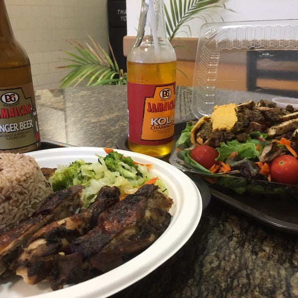 Foto tirada no(a) The Jerk Spot Jamaican Restaurant por Sandy P. em 8/27/2016