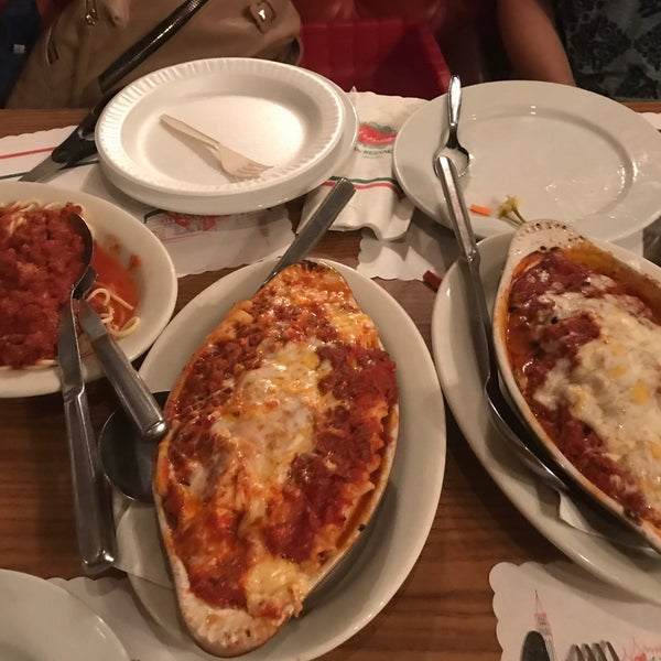Foto tomada en Lomeli&#39;s Italian Restaurant  por Sandy P. el 10/10/2019