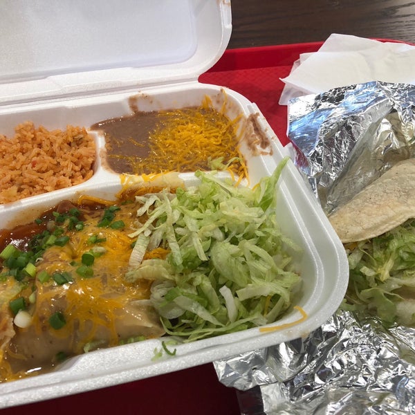 Foto scattata a Carolina&#39;s Mexican Food da Sandy P. il 10/7/2018