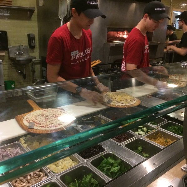 4/30/2016 tarihinde Sandy P.ziyaretçi tarafından Pieology Pizzeria'de çekilen fotoğraf