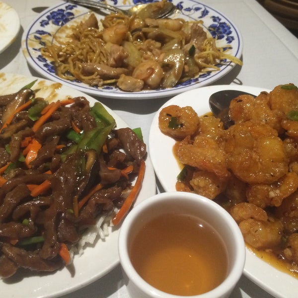 Снимок сделан в Yang Chow Restaurant пользователем Sandy P. 8/22/2016