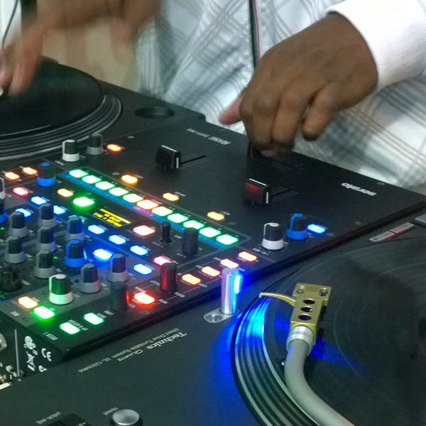 денис изюмов диджей. E dj. дмитрий молот. Dj e. Dj и исполнитель трека.