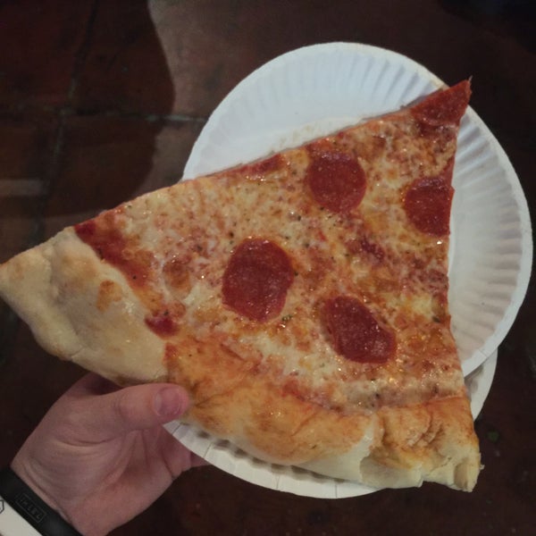 Foto tirada no(a) Spinelli&#39;s Pizzeria por Josh deejay R. em 2/14/2016