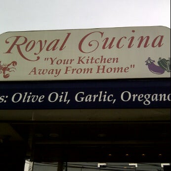 Foto tirada no(a) Royal Crown Bakery por Michele O. em 10/27/2012
