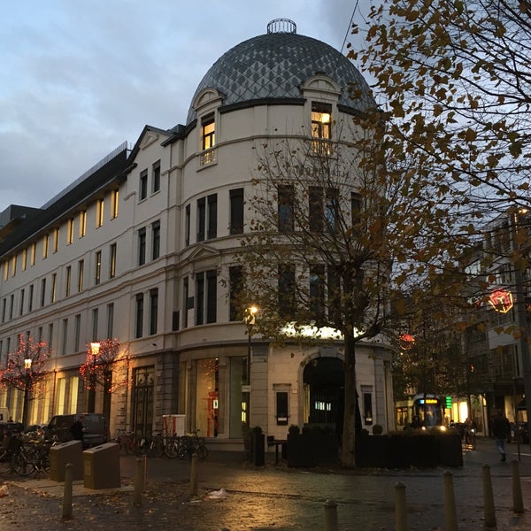 11/28/2017 tarihinde Ольга Ф.ziyaretçi tarafından MoMu - ModeMuseum Antwerpen'de çekilen fotoğraf