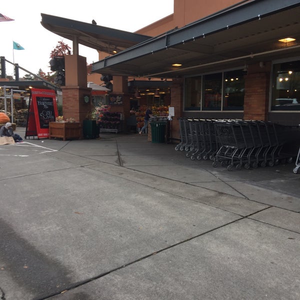 11/1/2016 tarihinde Marc M.ziyaretçi tarafından Metropolitan Market West Seattle (Admiral)'de çekilen fotoğraf