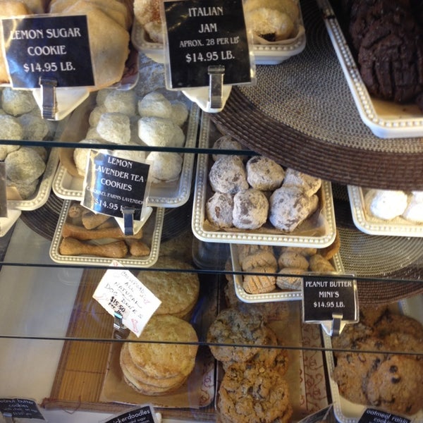 Foto scattata a Crossroads Bake Shop da Brian P. il 6/7/2014