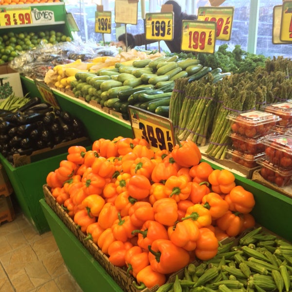 1/10/2015에 Journo G.님이 United Brothers Fruit Markets에서 찍은 사진