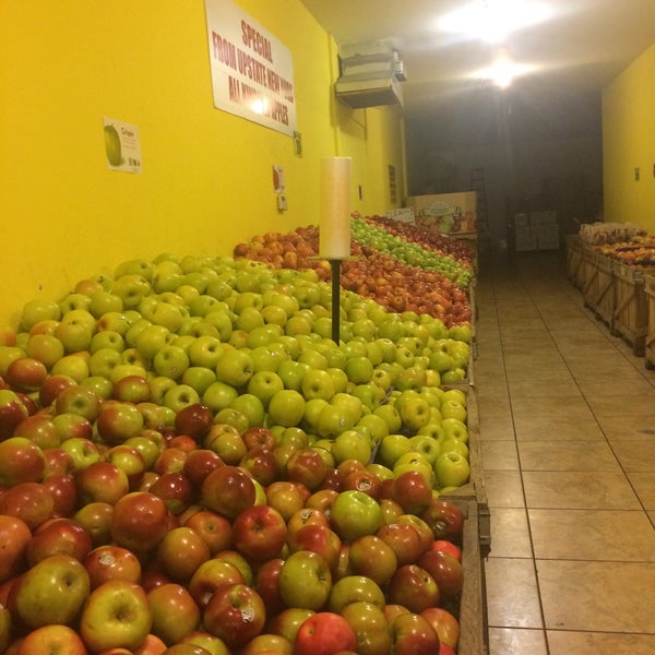 2/4/2016에 Journo G.님이 United Brothers Fruit Markets에서 찍은 사진