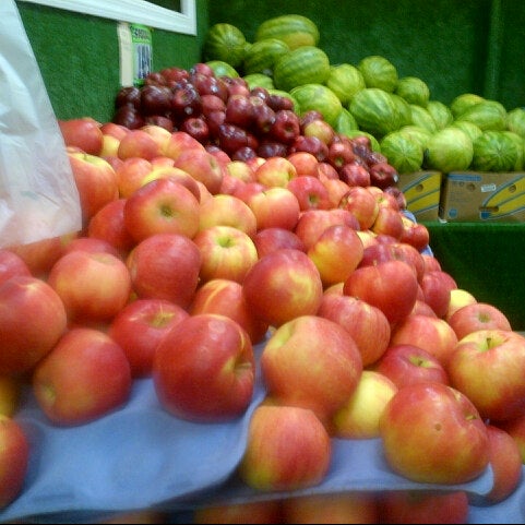 Das Foto wurde bei United Brothers Fruit Markets von Journo G. am 11/17/2013 aufgenommen