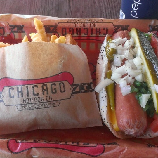 10/12/2013 tarihinde Andy @.ziyaretçi tarafından Chicago Hot Dog Co.'de çekilen fotoğraf