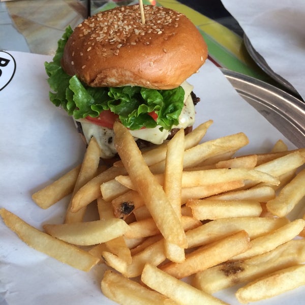 4/8/2014에 Eliza님이 BGR: The Burger Joint에서 찍은 사진