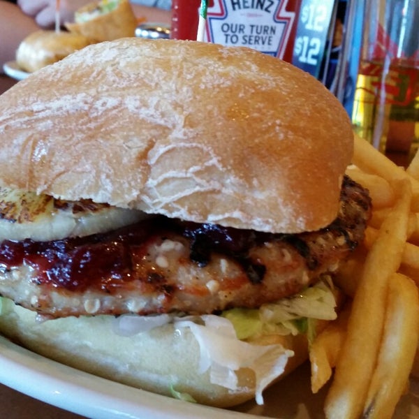 Foto tomada en Bob&#39;s Burgers &amp; Brew  por Vanessa W. el 11/29/2014