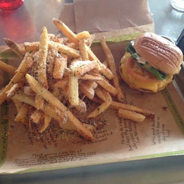 รูปภาพถ่ายที่ BurgerFi โดย Kristi H. เมื่อ 3/25/2013