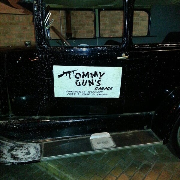 Foto tirada no(a) Tommy Gun&#39;s Garage por Heather W. em 12/6/2013