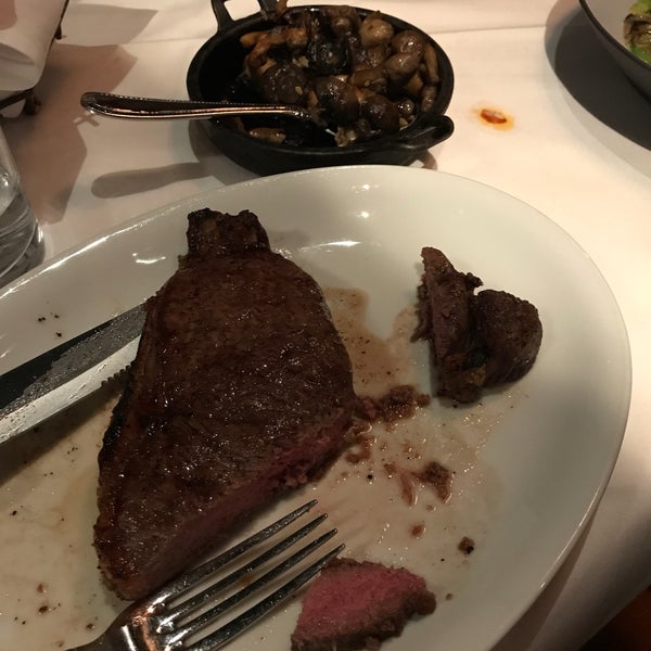 Das Foto wurde bei Old Homestead Steakhouse von Nick M. am 5/9/2017 aufgenommen