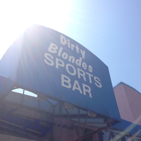Das Foto wurde bei Dirty Blondes Sport Bar von Nick M. am 6/15/2013 aufgenommen