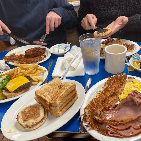 Photo taken at Bob &amp; Edith&#39;s Diner by Nick M. on 2/3/2020