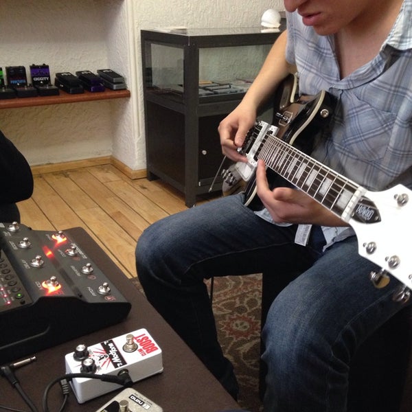 3/15/2014 tarihinde Ximena M.ziyaretçi tarafından Guitar Gear DF'de çekilen fotoğraf