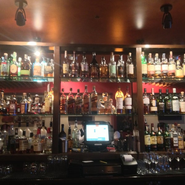 Foto diambil di Double Helix Wine &amp; Whiskey Lounge oleh Tracielynne S. pada 8/1/2013