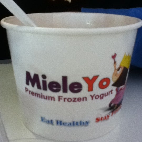 Das Foto wurde bei Mieleyo Premium Frozen Yogurt von Najiyah K. am 9/23/2012 aufgenommen