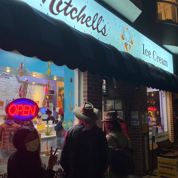 Foto diambil di Mitchell&#39;s Ice Cream oleh Robert N. pada 11/11/2021