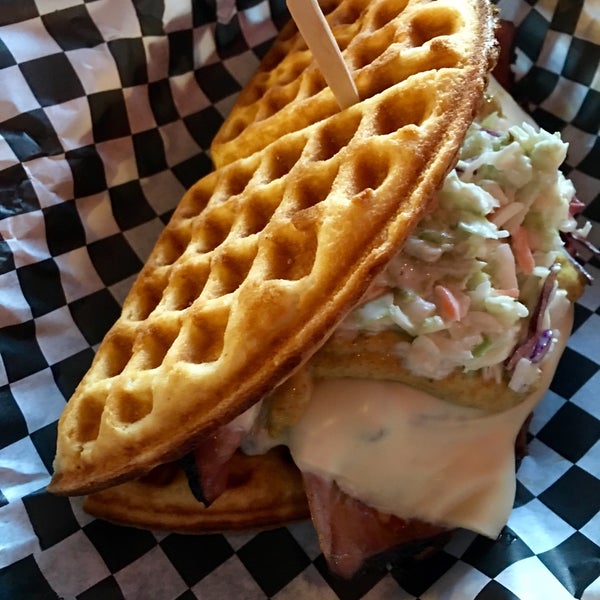 รูปภาพถ่ายที่ Butter And Zeus Waffle Sandwiches โดย Robert N. เมื่อ 10/19/2015
