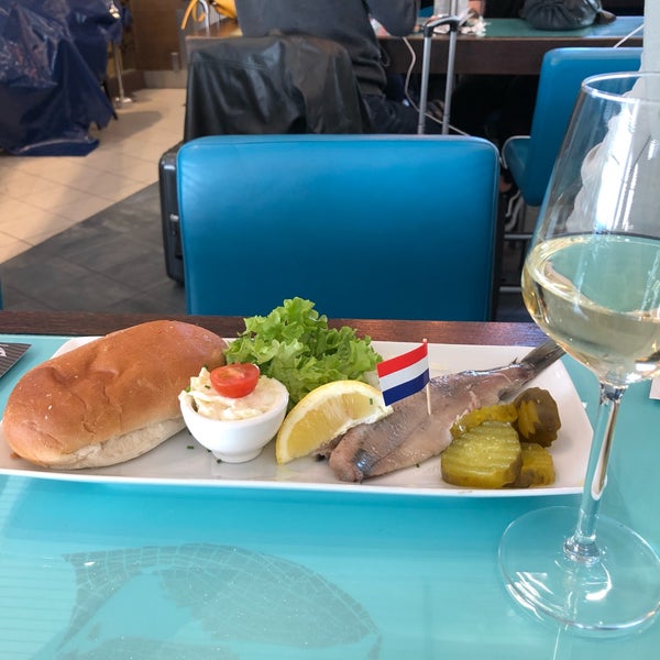 Photo prise au Bubbles Seafood &amp; Wine Bar par Maria S. le5/9/2019