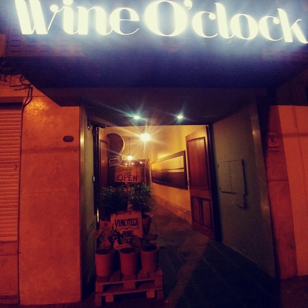 Foto tirada no(a) Wine O&#39;clock por Rosa B. em 4/14/2018