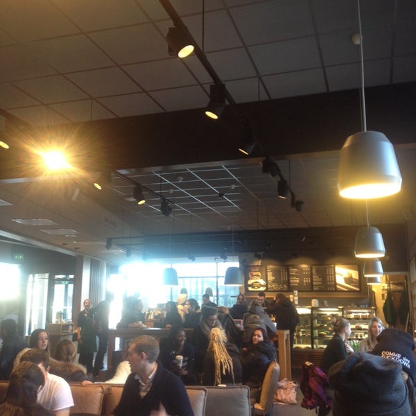 2/3/2014 tarihinde Dimitris T.ziyaretçi tarafından Starbucks'de çekilen fotoğraf