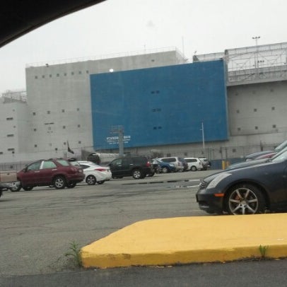 Das Foto wurde bei Rikers Island Correctional Facility von Stephanie P. am 10/3/2012 aufgenommen