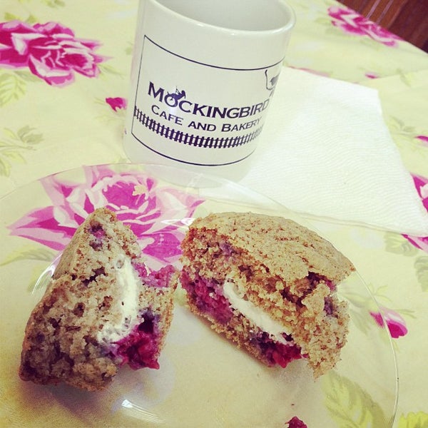 รูปภาพถ่ายที่ Mockingbird Cafe &amp; Bakery โดย ben c. เมื่อ 6/21/2013