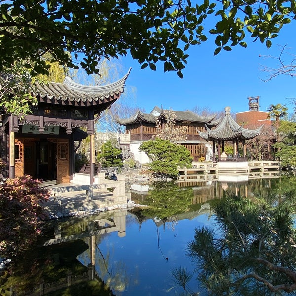 Photo taken at Lan Su Chinese Garden by Mohammed on 3/10/2020