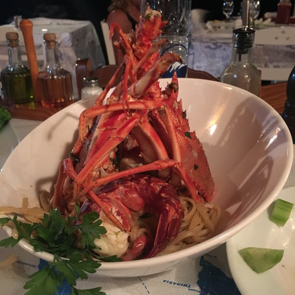 Nothing beats Dimitris in Santorini!! Fresh delicious food , they have the best lobster with linguini 🦀 mussels with tomato sauce is the amazing , you have to order from the fresh seafood they have🐟