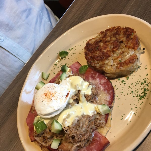 Photo taken at Snooze, an A.M. Eatery by Mario G. on 3/7/2017