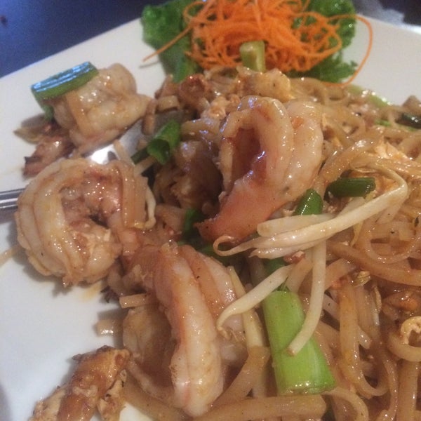 Снимок сделан в Thai Dee Restaurant пользователем Mario G. 8/31/2015