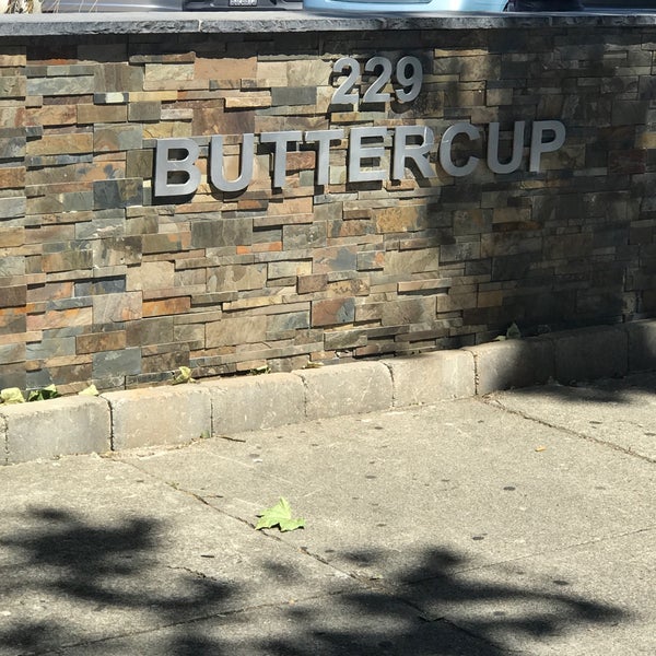 Foto tirada no(a) Buttercup Grill por George K. em 6/9/2019