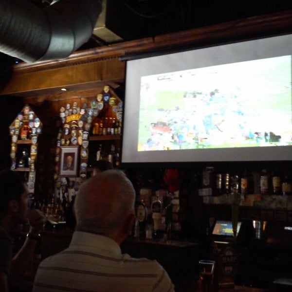 รูปภาพถ่ายที่ Connolly&#39;s On Fifth โดย Johnjaysus O. เมื่อ 8/30/2014