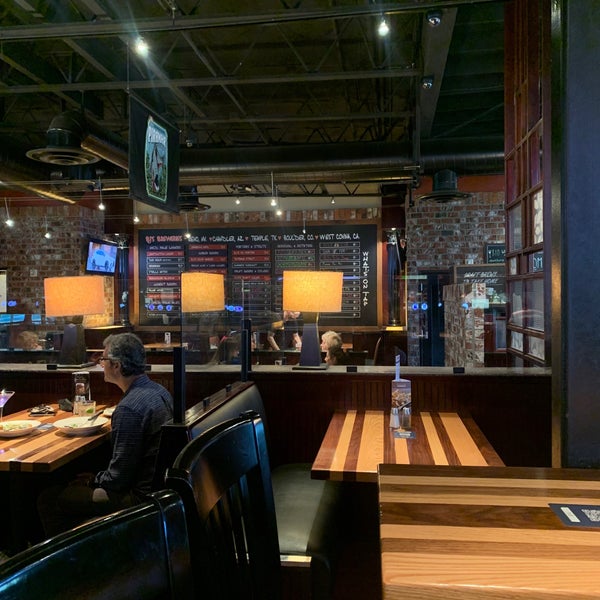 Foto diambil di BJ&#39;s Restaurant &amp; Brewhouse oleh Marina C. pada 11/23/2021