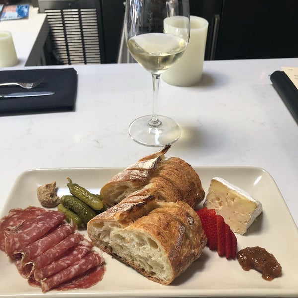 6/30/2018 tarihinde Marina C.ziyaretçi tarafından West Coast Wine • Cheese'de çekilen fotoğraf