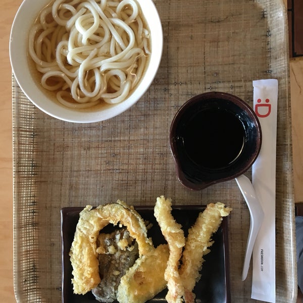 Das Foto wurde bei U:DON Fresh Japanese Noodle Station von Anna M. am 8/24/2017 aufgenommen
