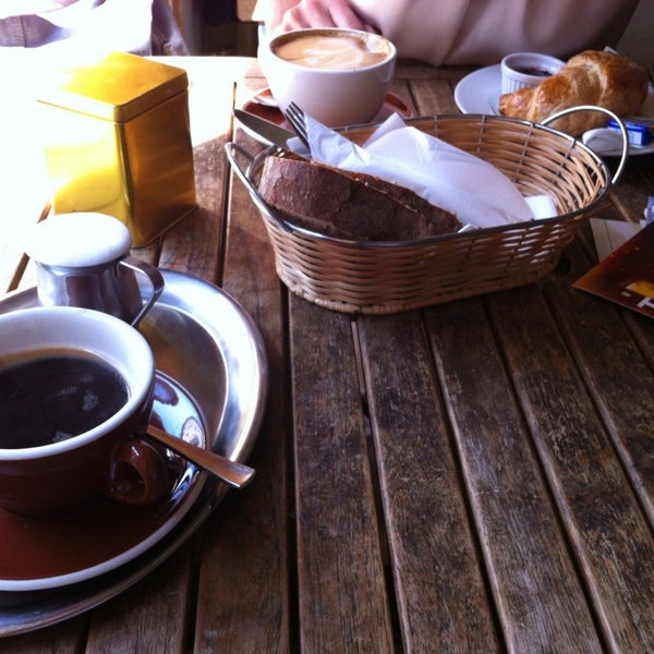 7/12/2013 tarihinde ralph k.ziyaretçi tarafından Café Moulu'de çekilen fotoğraf